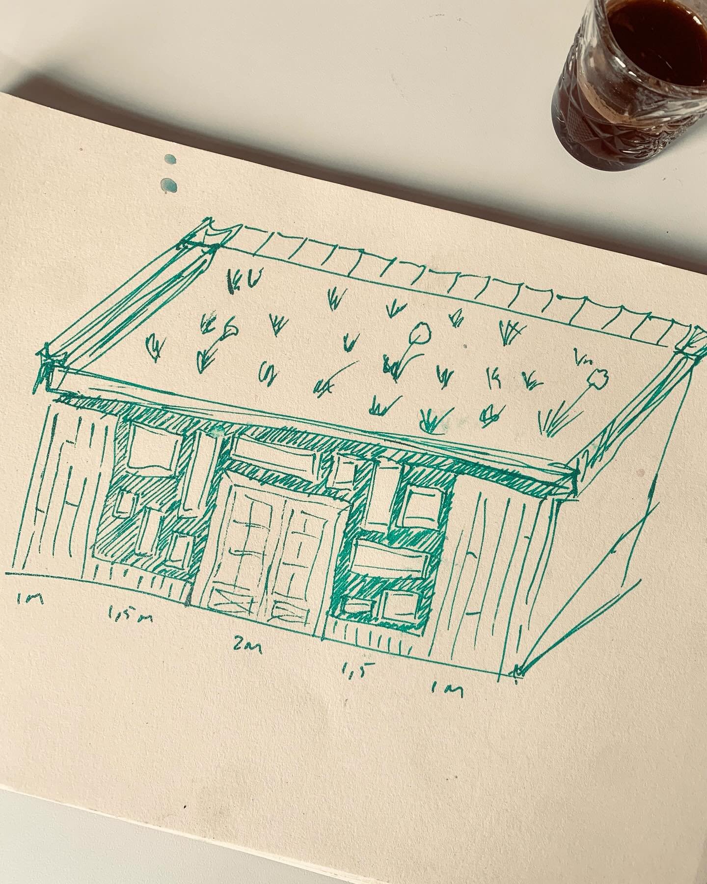 Een van mijn grootste dromen; een eigen atelier in de tuin. Het leek voor lang een vaag wolkje in de lucht. Eentje die bij een paar keer knipperen maar zo weg kon zijn. Maar zie hier. De eerste tekening. Ik glunder, ik straal. God, ik vlieg zowat. Ik
