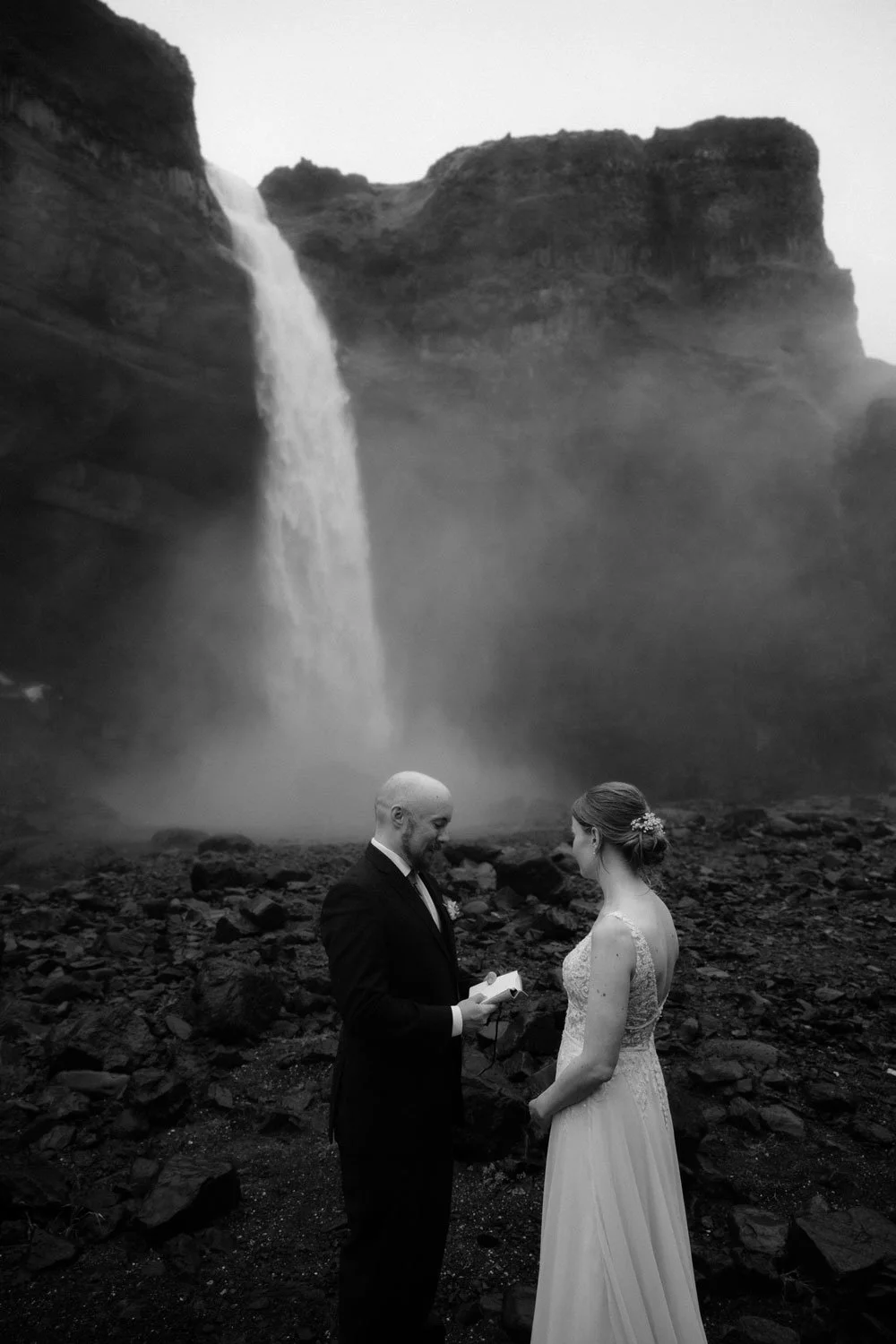 intimate Iceland waterfall elopement at Háifoss