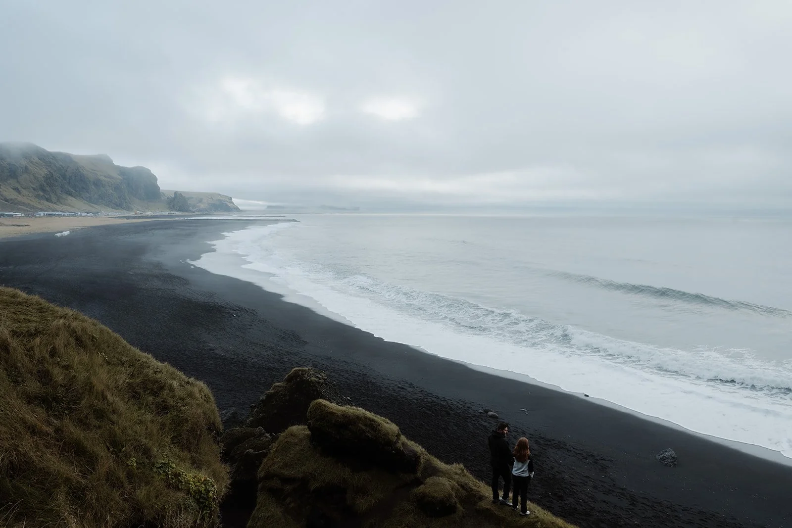 engagement photos at Vík black sand beach