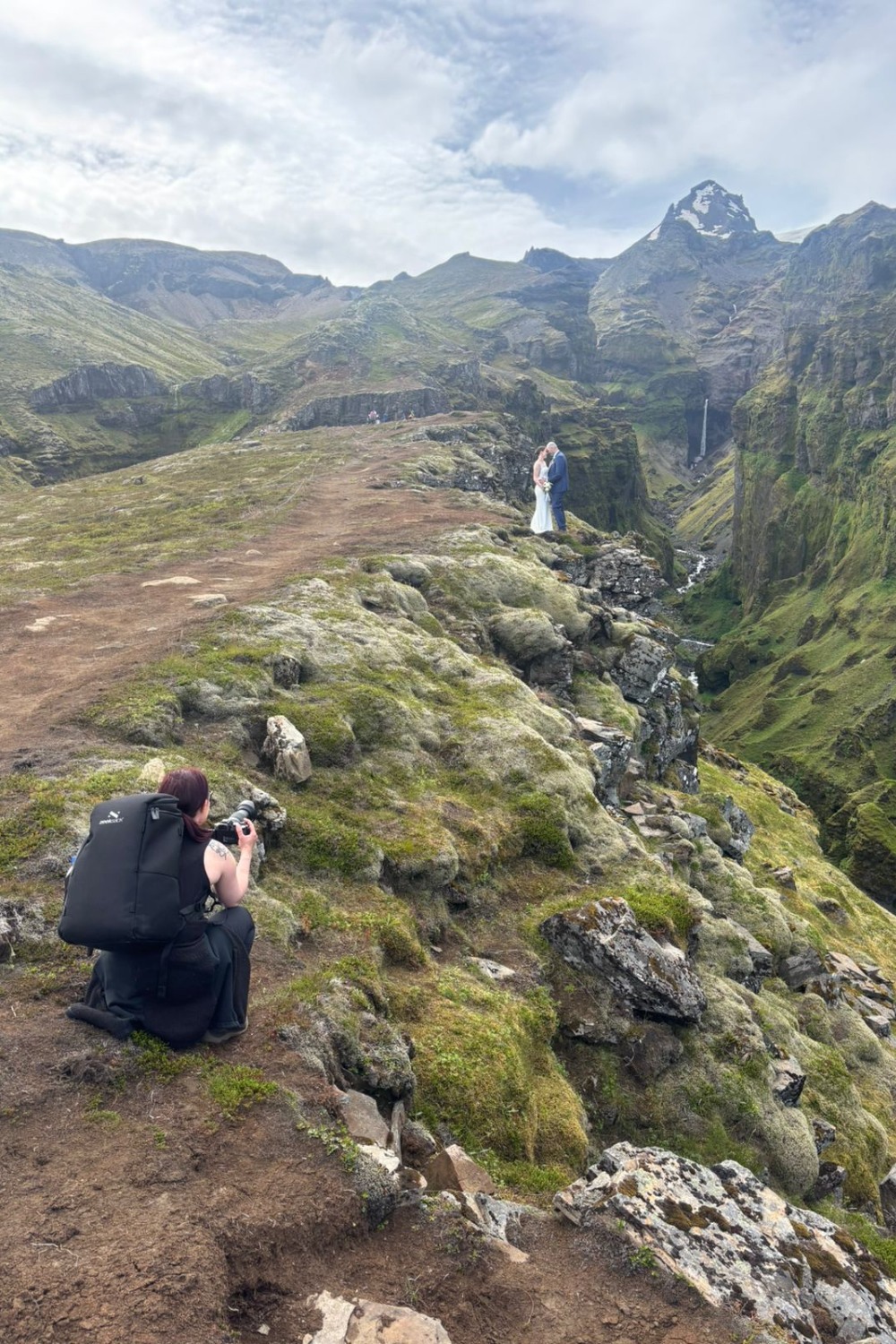 Iceland elopement photographer Lisa photographs a couple on an adventurous hiking trail in the Iceland Highlands.