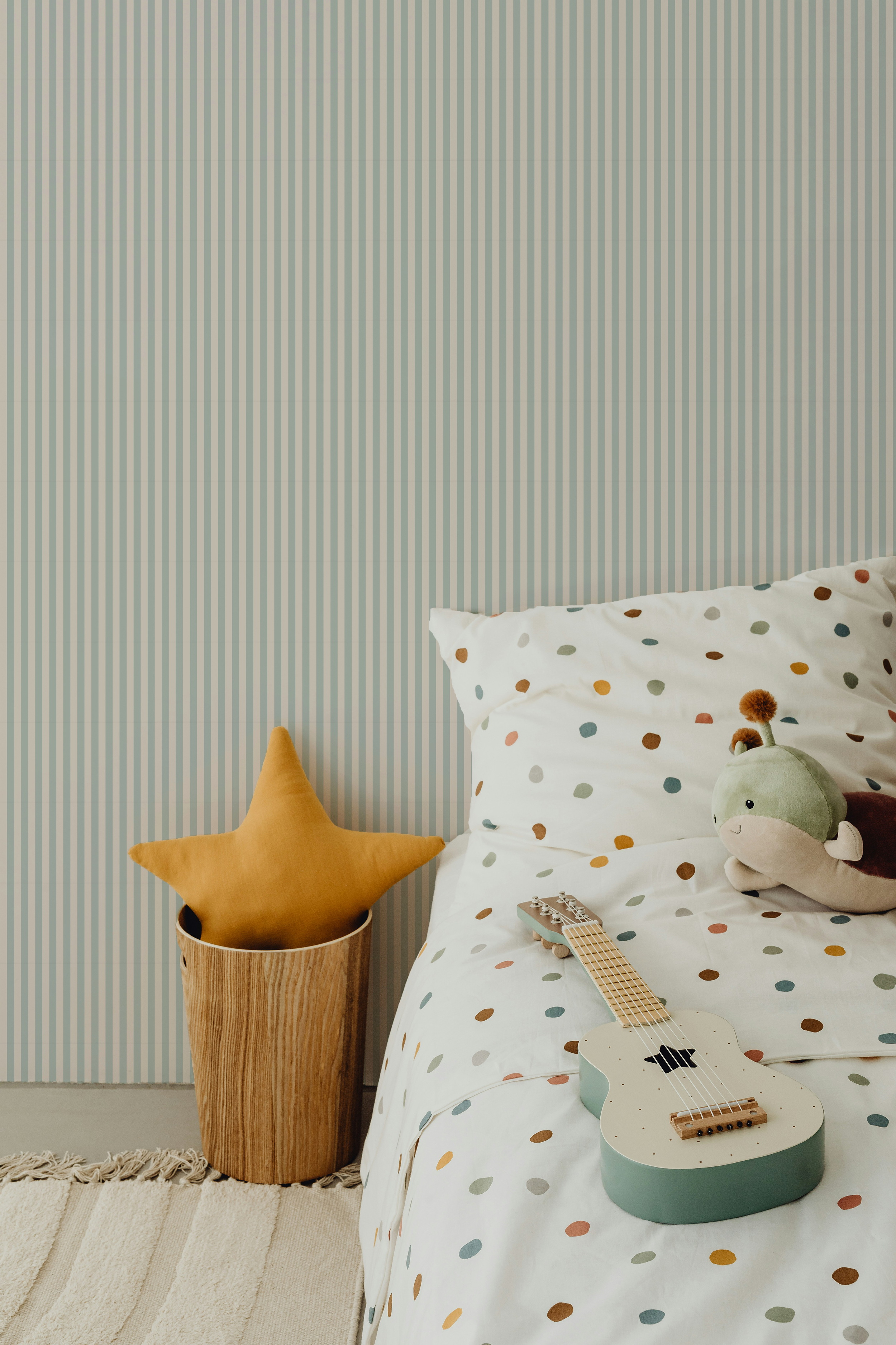 Papier peint à rayures fines bleu clair et beige pour une rendu frais et scandinave.