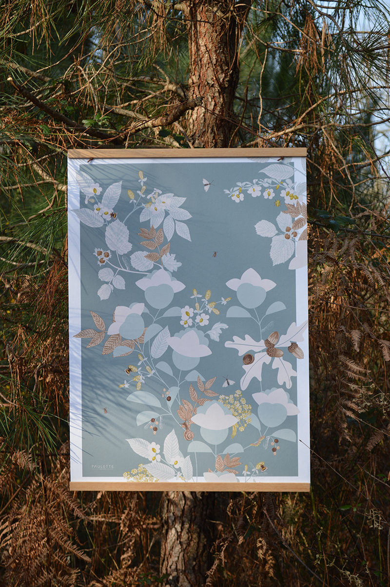 Affiche Marsan inspirée du papier peint Paulette intérieurs végétal et fleuri dans des tons de bleus.