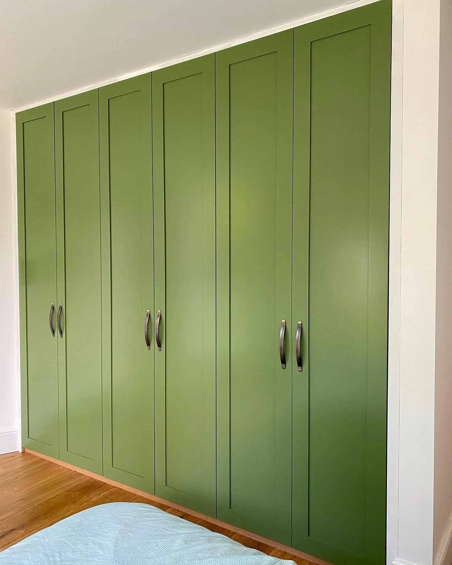 We supplied these sprayed shaker style doors to a frame previously built which was painted by our customer. You really can’t beat a sprayed finish! Doors sprayed in Dulux - Guild Green #Spray #SprayPaint #Dulux #SprayForTheDecorator #SprayFinis