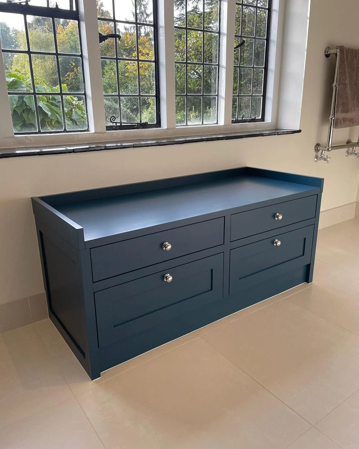 This stunning bench was designed and built to match a existing vanity unit in a bathroom, with a seat on the top and 4 drawers underneath for storage. Sprayed in Vanity Hall - Sapphire Blue. #Fitted #FittedFurniture #Bench #Shaker #Bespoke #BespokeDe
