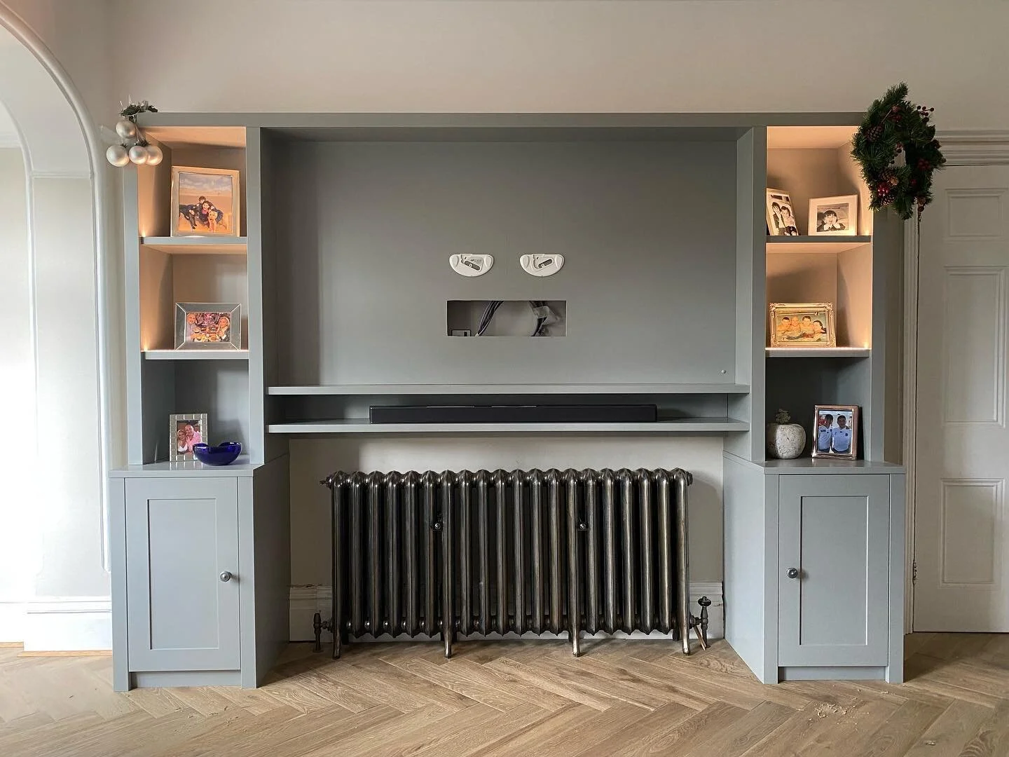 Our last fit of the year today, was this media unit designed around this huge cast iron radiator and to house a massive 75” TV above. Spray finished in Farrow & Ball - Manor House Grey. Finished with baubles and a wreath too! Merry Christma