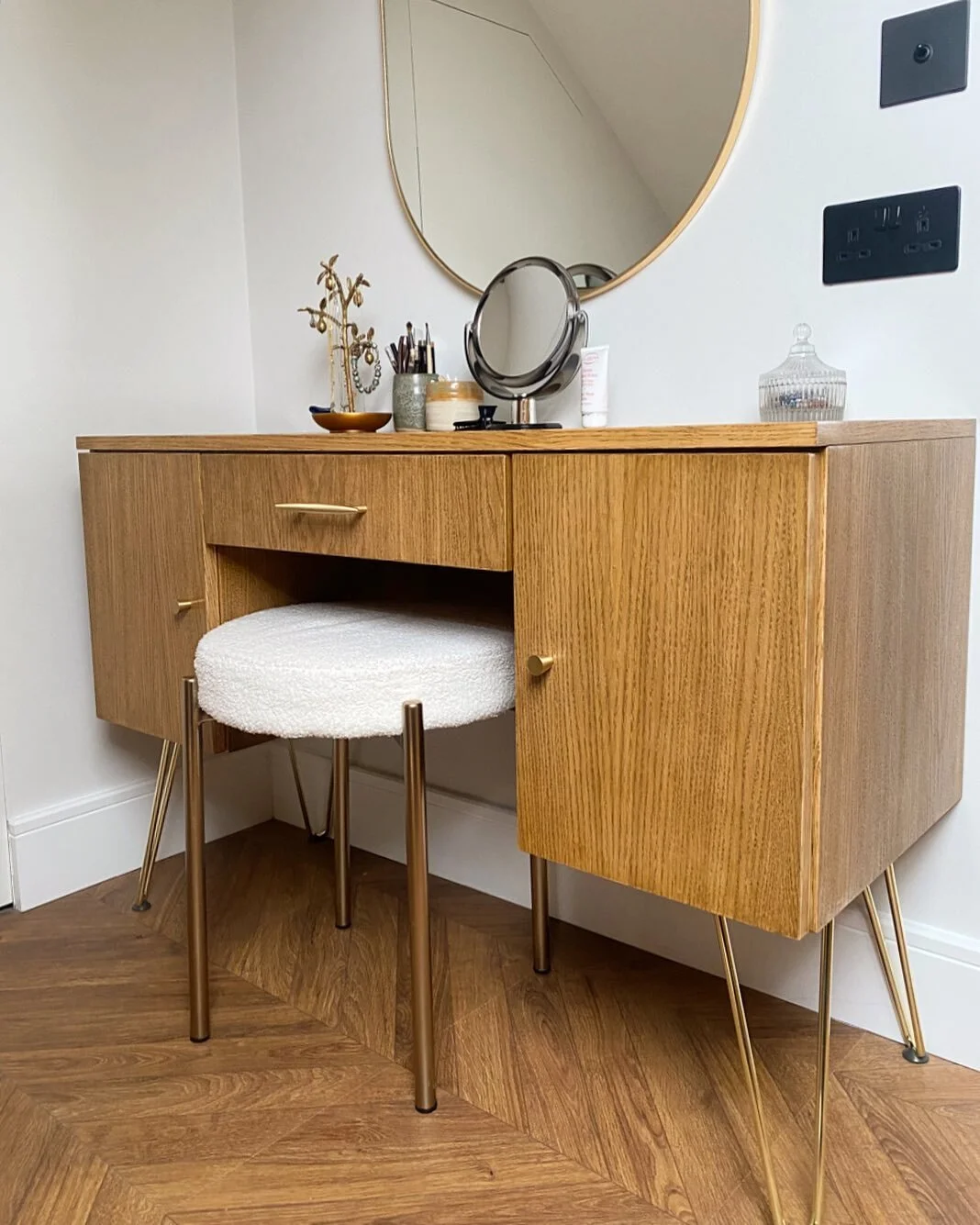 We brought a customers design to life with this dressing table, complementing existing furniture in the room. Veneer Oak finished with Osmo oil and brass hairpin legs. Handles from @plankhardware #Oak #OakDressingTable #FreeStanding #Bespoke #Bespoke