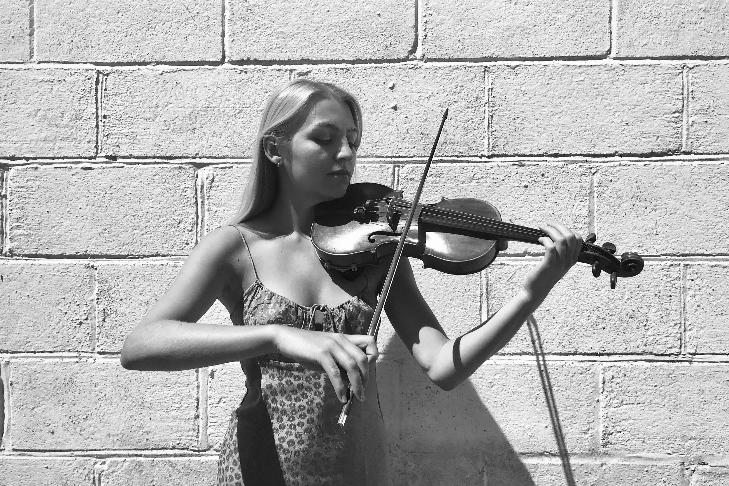 Hire Violinist for Weddings, Parties & Events — Athena Octavia