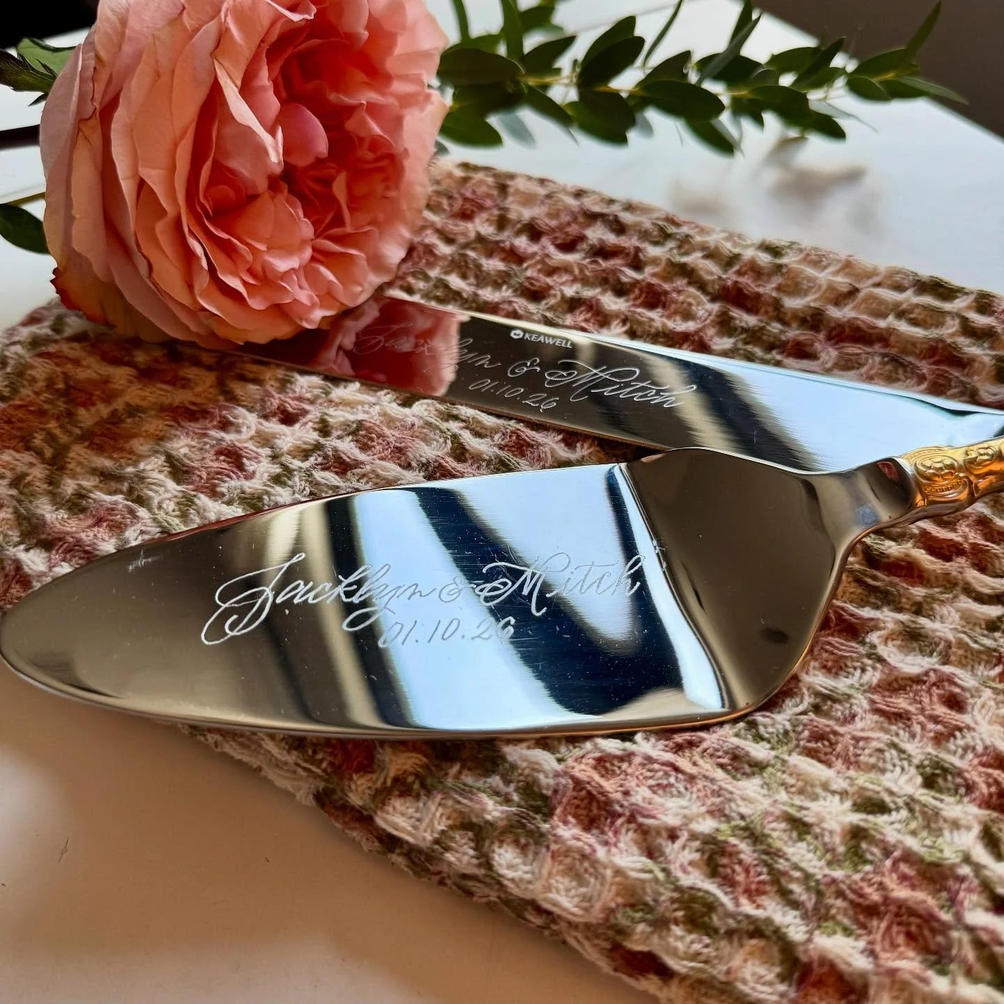 Engraved cake cutting set for this bride &amp; groom 💕