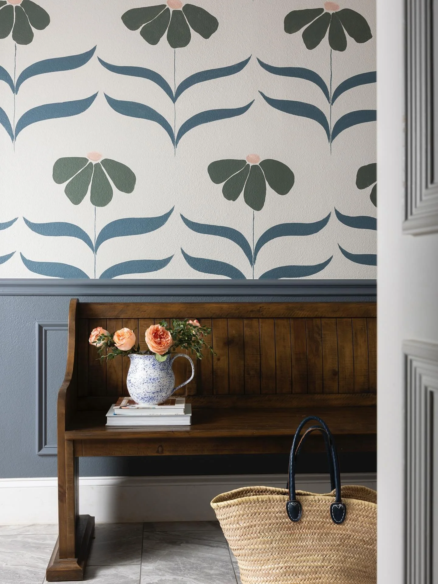 If only this spot could stay this clean in real life. Not pictured: hockey, dance, wrestling and school bags thrown everywhere. 🤪

Photo: @carolriellphotography 

#paintedwalls #paintedwallpaper #muralpainting #stylemepretty #dallasartist