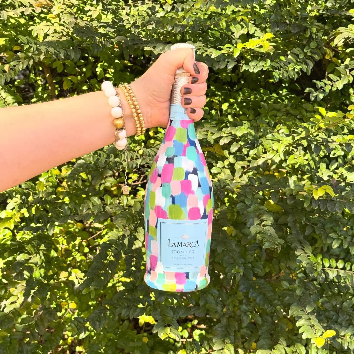 Do painted bottles make the bubbles taste better? I have no idea, but they sure are festive! Cheers to the weekend y&rsquo;all! ✌️