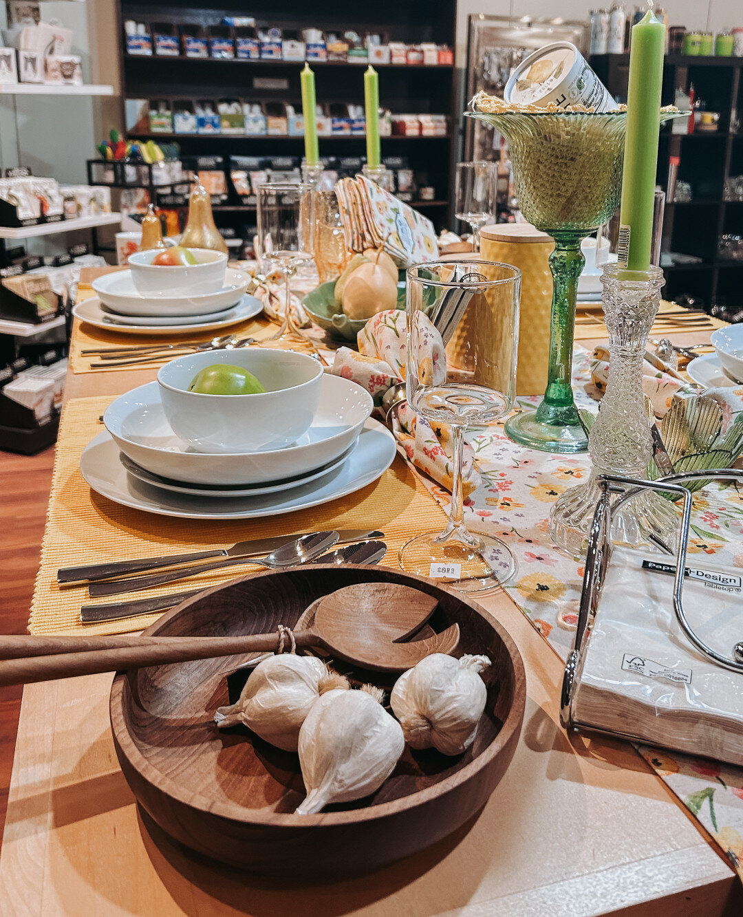 Planning your spring social table scape?☂️💐⛅ 
Don't miss out on the beautiful pieces at Decor8!