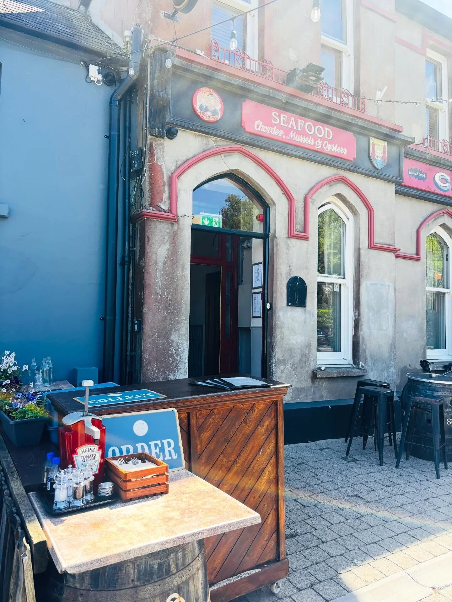 Suns out and we are set for you!

The street counter is ready for all of you sun worshippers, so if your anywhere on the terrace, including outside 2pointroad, just order and collect from here!

Pics of our famous Fish Spice Bag and The Rodfather fis