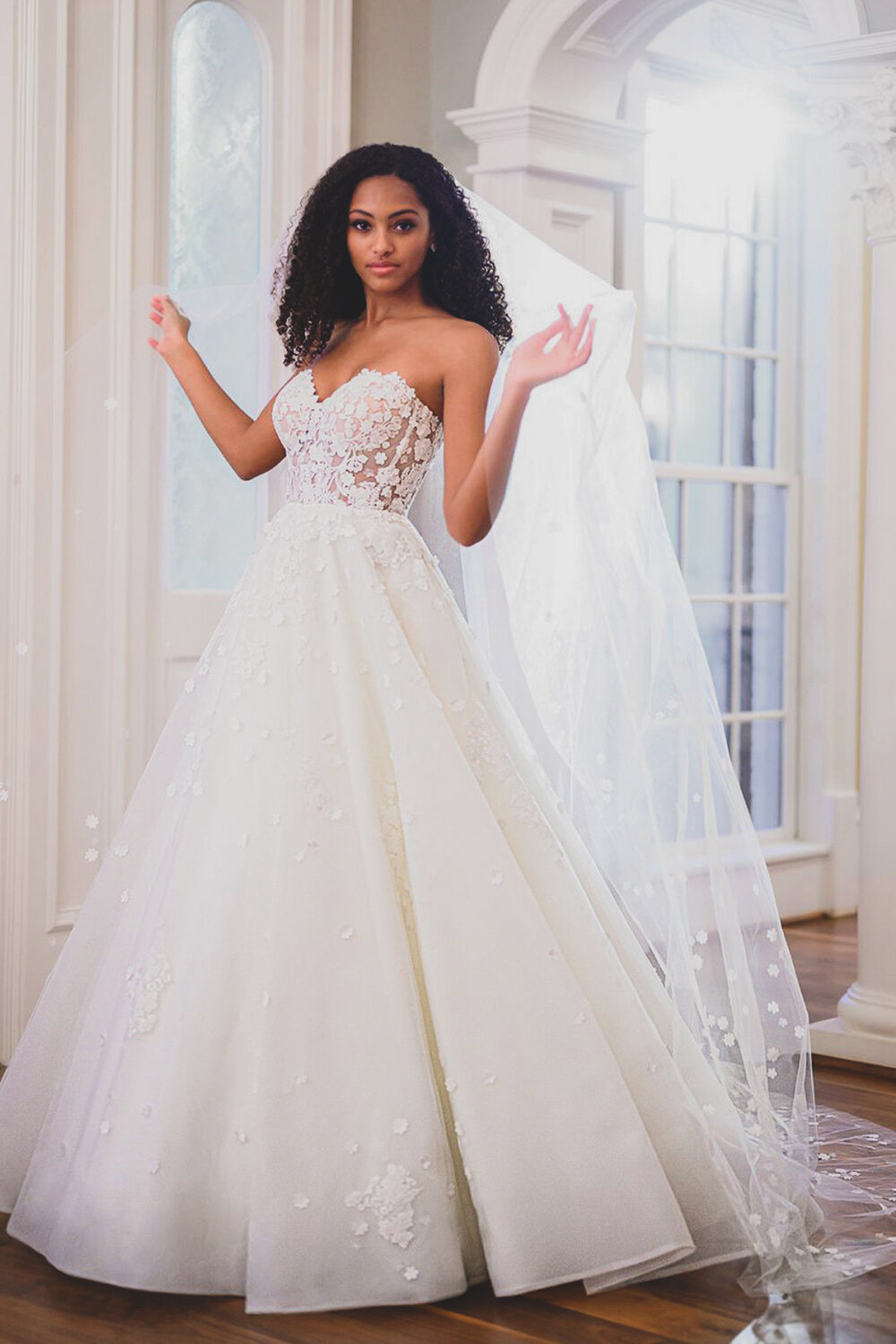 Luxury castle princess Ball Gown White Wedding Dresses Long Sleeve Lace  Applique Boat Neck Bridal Dress