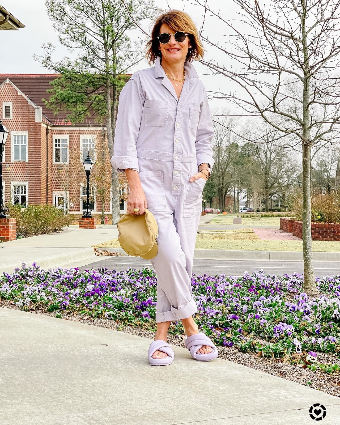 Bringing back the boiler suit, but this time with a spring time vibe!💜 So excited to say that! 🥰  I rarely match this well 😉, but when I realized my sandals were the same color as the boiler suit, it just felt right! 💜 These padded crossover slid