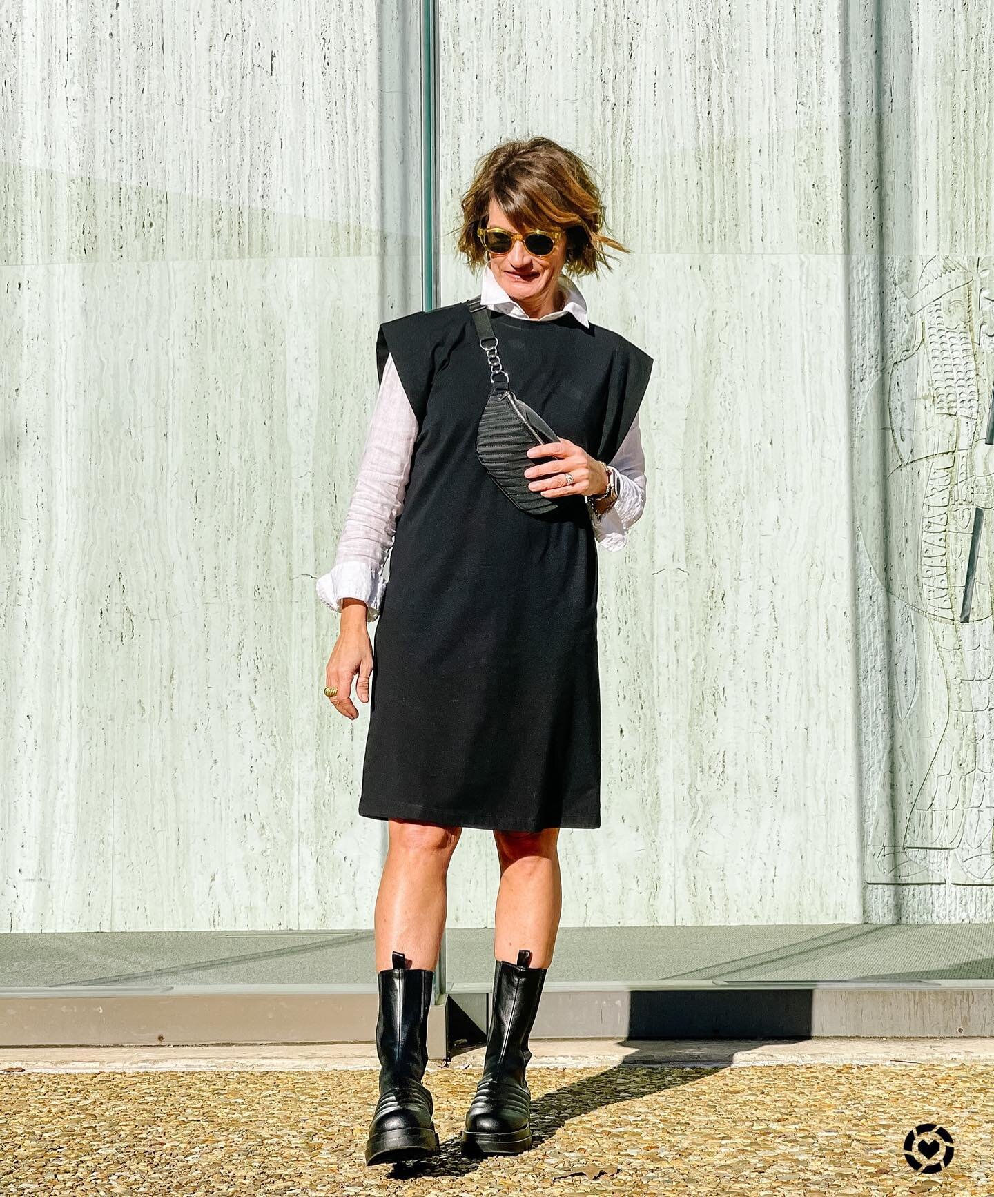 Happy Friday! 🤩 Adding layers to my Spring dress until the weather STAYS warm! Yesterday we were back in the 40&rsquo;s! 🥶 So, not quite ready to put all of my winter things away, just in case! 
.
A LBD is always a good idea. The sleeve details are