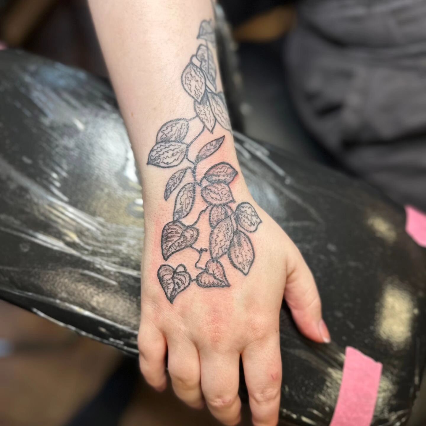 Simple, elegant and beautiful 😍. This add-on hand botanical for lz is all of the above and more. Maybe it's time to e-mail us about your next tattoo idea as well? 
.
.
Follow @rogue_tattoopgh
.
contact@roguetattoopgh.com
.
.
.
.
.
.
.
.

#412 #tatto