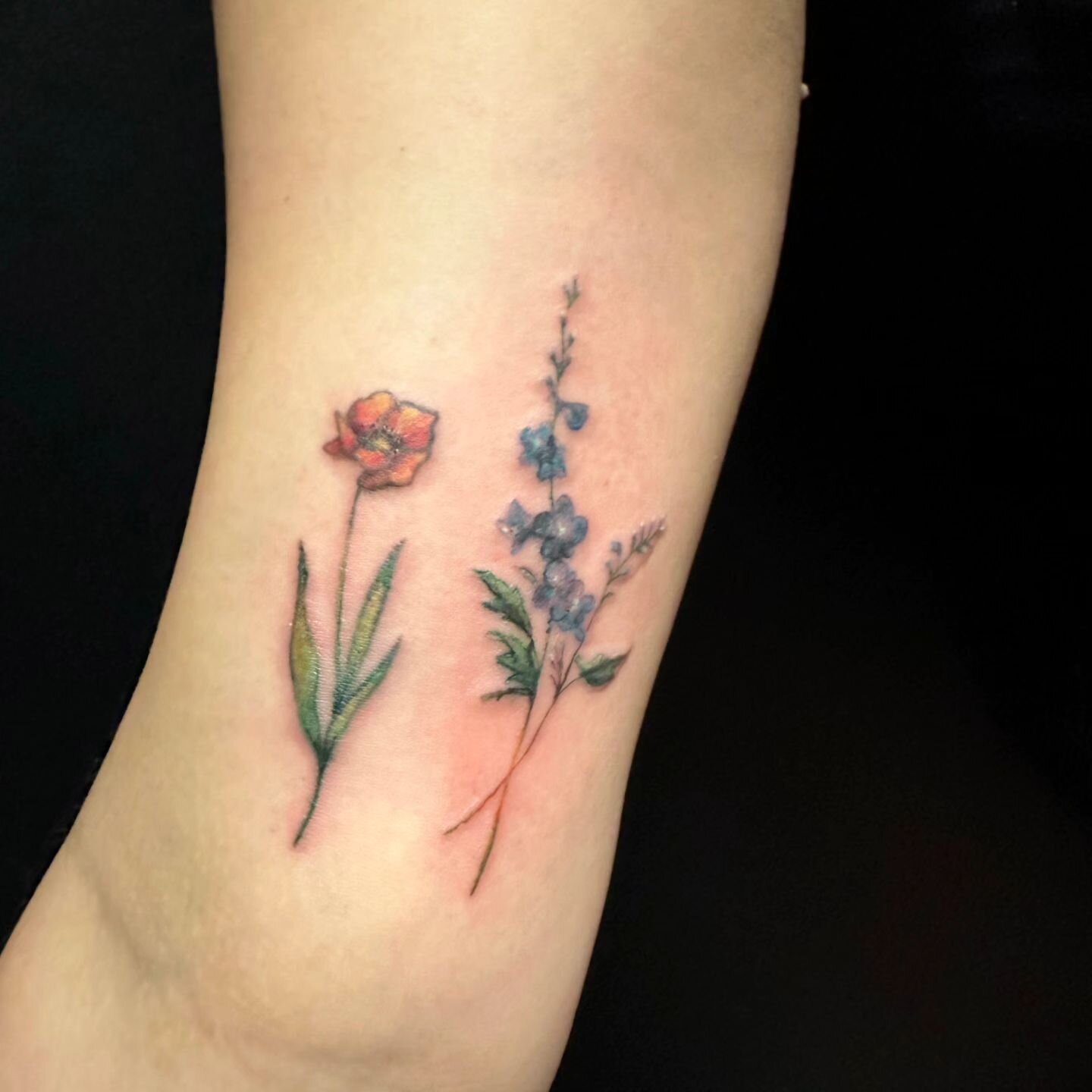Shout out to this tiny floral touch up and their new companion piece. Spring is in the air for sure! 
.
.
Follow @rogue_tattoopgh
.

.
.
.
.
.
.
.
.

#412 #tattooflash #pittsburghartist #tattooart #tattooer #pittsburghtattoo #tattoo #boldwillhold #pi