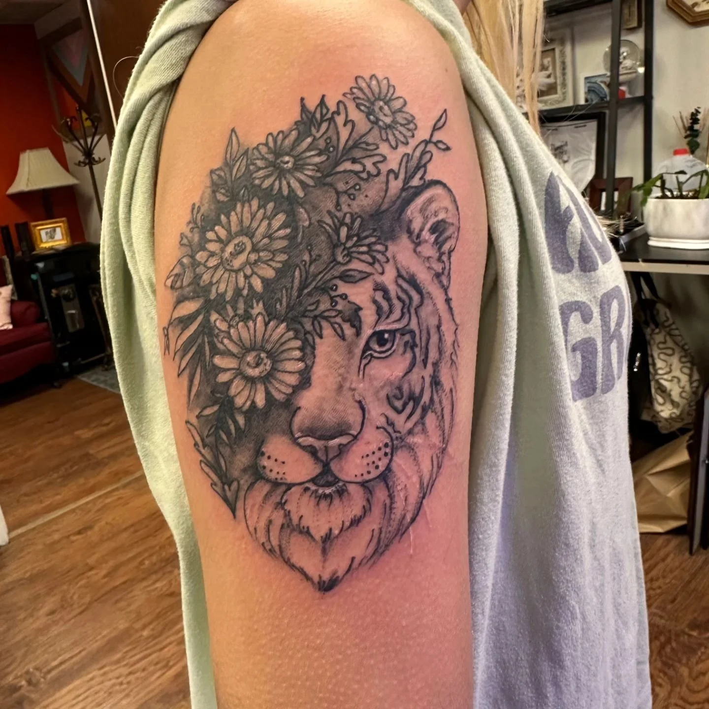 Falling in love with this tiger we inked on Bri 😍. So much so, I stopped writing this post to go look up tiger facts. There are nine subspecies of tiger and their population has been depleted 97% in the past century. They have "false eyes"