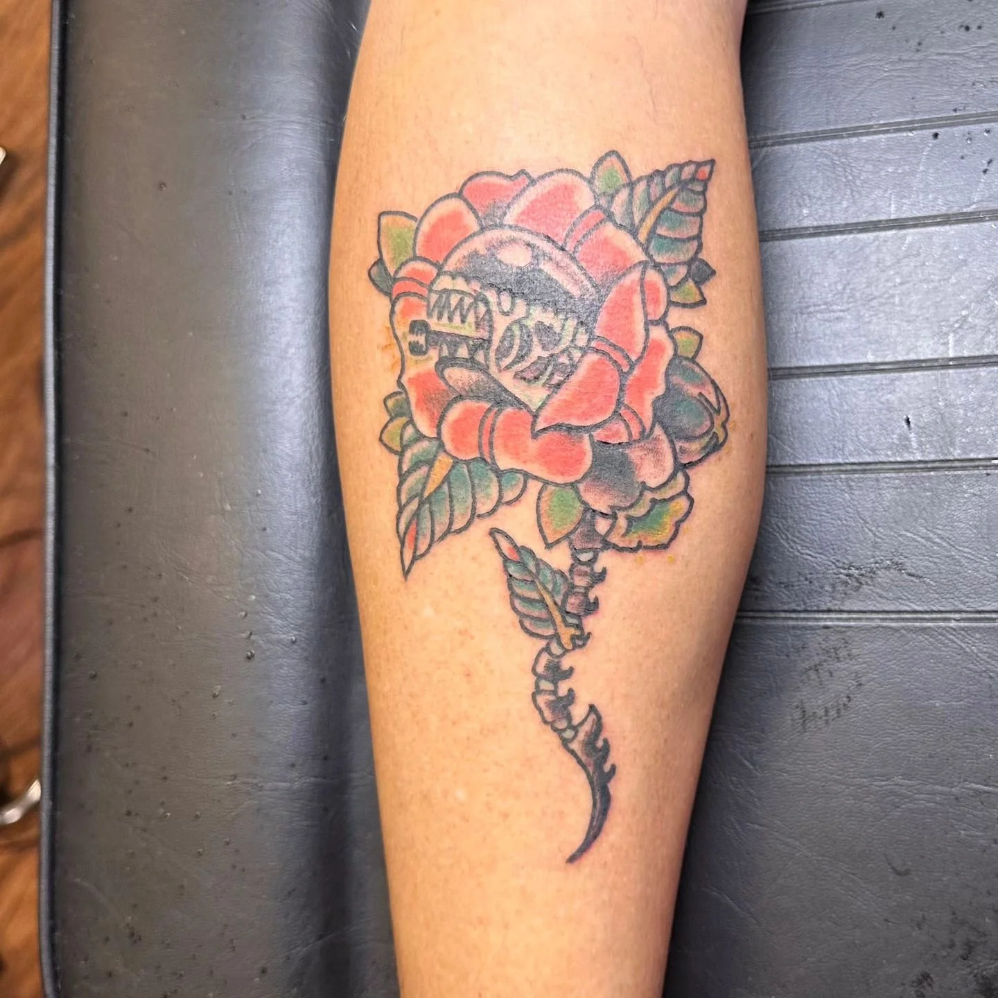 When someone walks into your studio asking for a Xenonorph Rose, you lean into it and see where the ink takes you. Shoutout to James for wearing this like a champion. 😍
.
.
Have your own wacky or wild idea for a tattoo? We're always ready to hear it