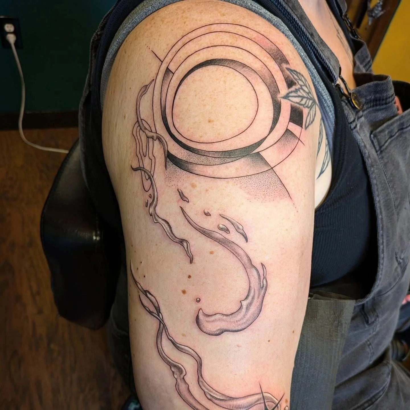I find myself mesmerized... this ink by @rmachinistart is *chefs kiss* . It's the beginnings of an abstract piece for @p3achfuzzz and already I think you can see how easy it is to get lost in the beauty 😍 
.
.
rachelmachinist@roguetattoopgh.com 
.
.