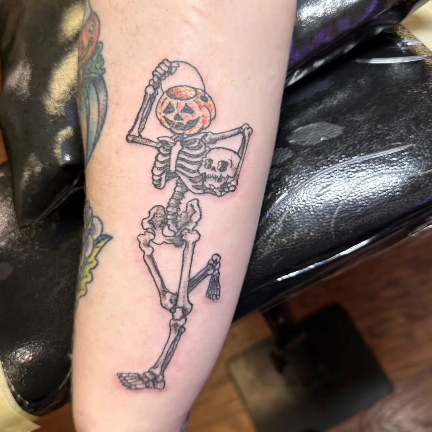 🎃💀 Maddie came through and left with the coolest trick-or-treat skelly boi tattoo &mdash; spooky, playful, and perfect year-round! 🖤🍬👻

Got a love for creepy-cute designs or Halloween vibes that never end? We&rsquo;d love to bring your idea to l