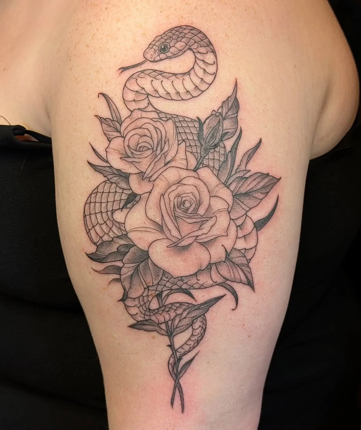 🌹🐍 We had the pleasure of tattooing Kelsey with this stunning snake and roses piece by Rachel! The perfect mix of beauty and edge, classic, elegant, and just a little dangerous. ⚔️✨

If you&rsquo;re dreaming up something floral, serpentine, or symb