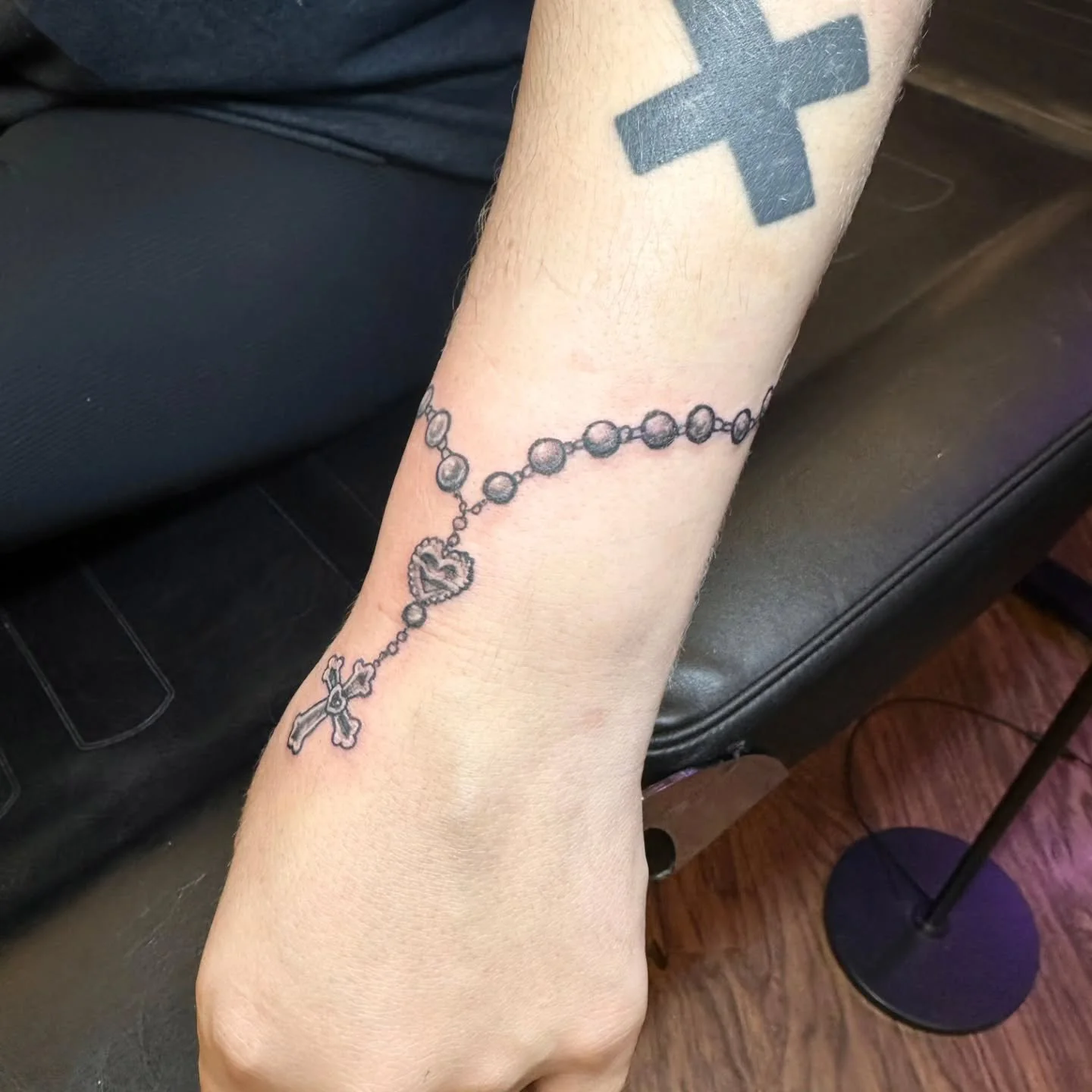 🙏✨ We had a fun walk-in today and tattooed a little rosary buddy, such a cool and meaningful piece to put on skin. Always love the surprises that walk-ins bring 💫

Feeling inspired? Hit us up with a message to schedule something at contact@roguepgh