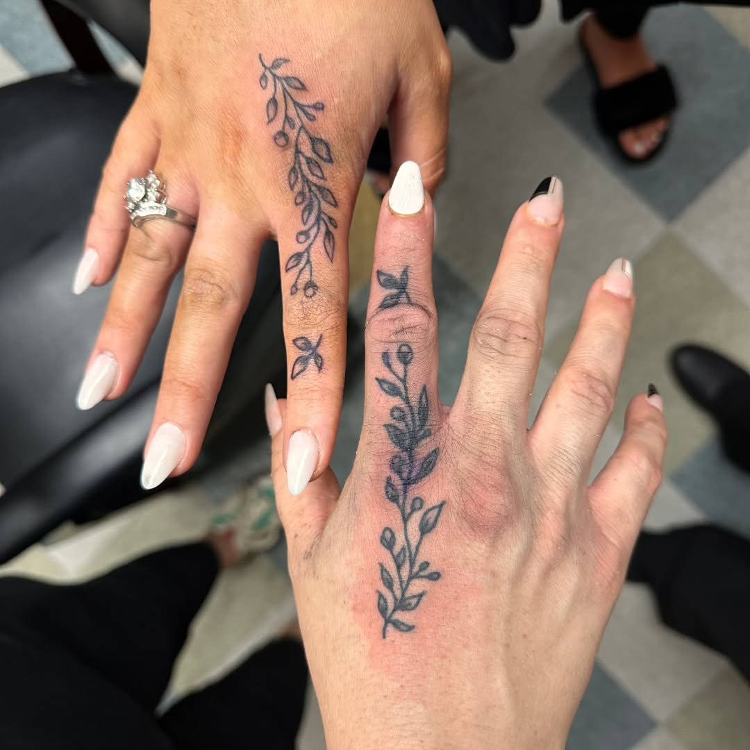 Double the ink, double the meaning! 🤝✨

We recently had a blast working with these two "hands love to hold" stencils. There is something so timeless and powerful about imagery that focuses on connection, and these pieces captured that sent