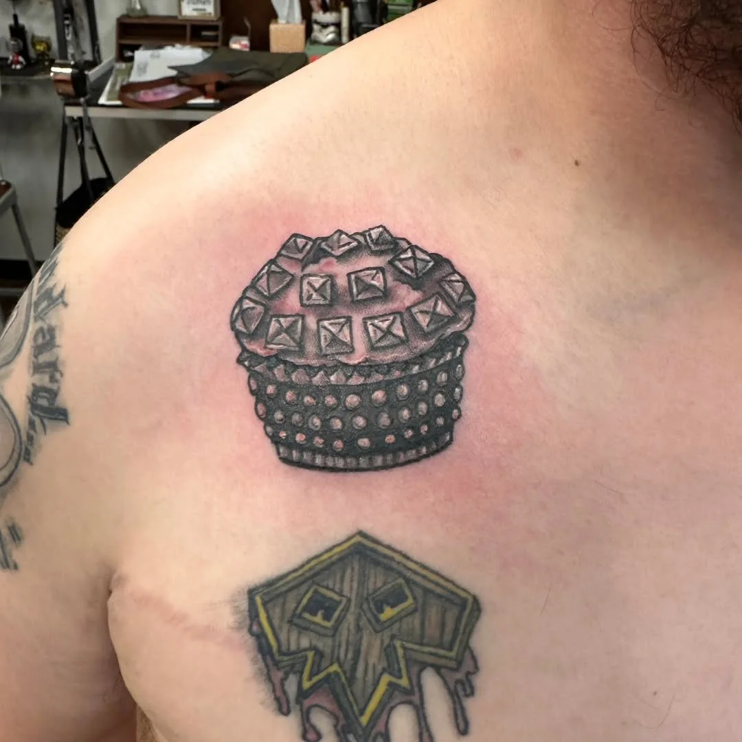 Who says you can&rsquo;t be sweet and tough at the same time? 🧁💥
We just finished up this "Stud Muffin" piece for Dylan! It was a blast bringing this literal play on words to life, complete with a studded wrapper and those sharp pyramid s
