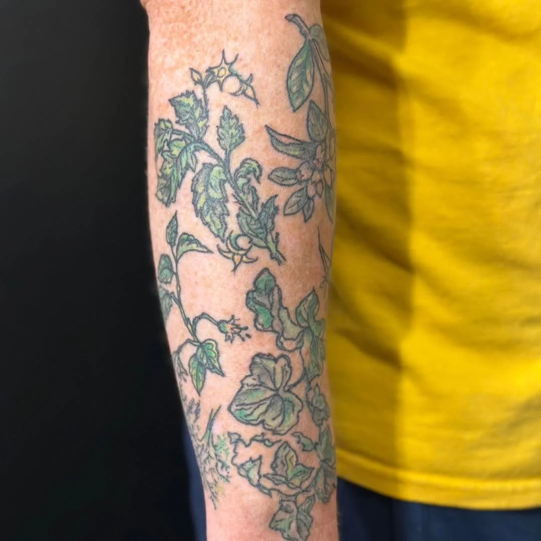 Growing the garden! 🌿🍎

We had a great time adding some beautiful new additions to Suz's arm! We&rsquo;ve been working on this vibrant collection of botanical and harvest-inspired pieces, featuring everything from fresh tomatoes and crisp apples to