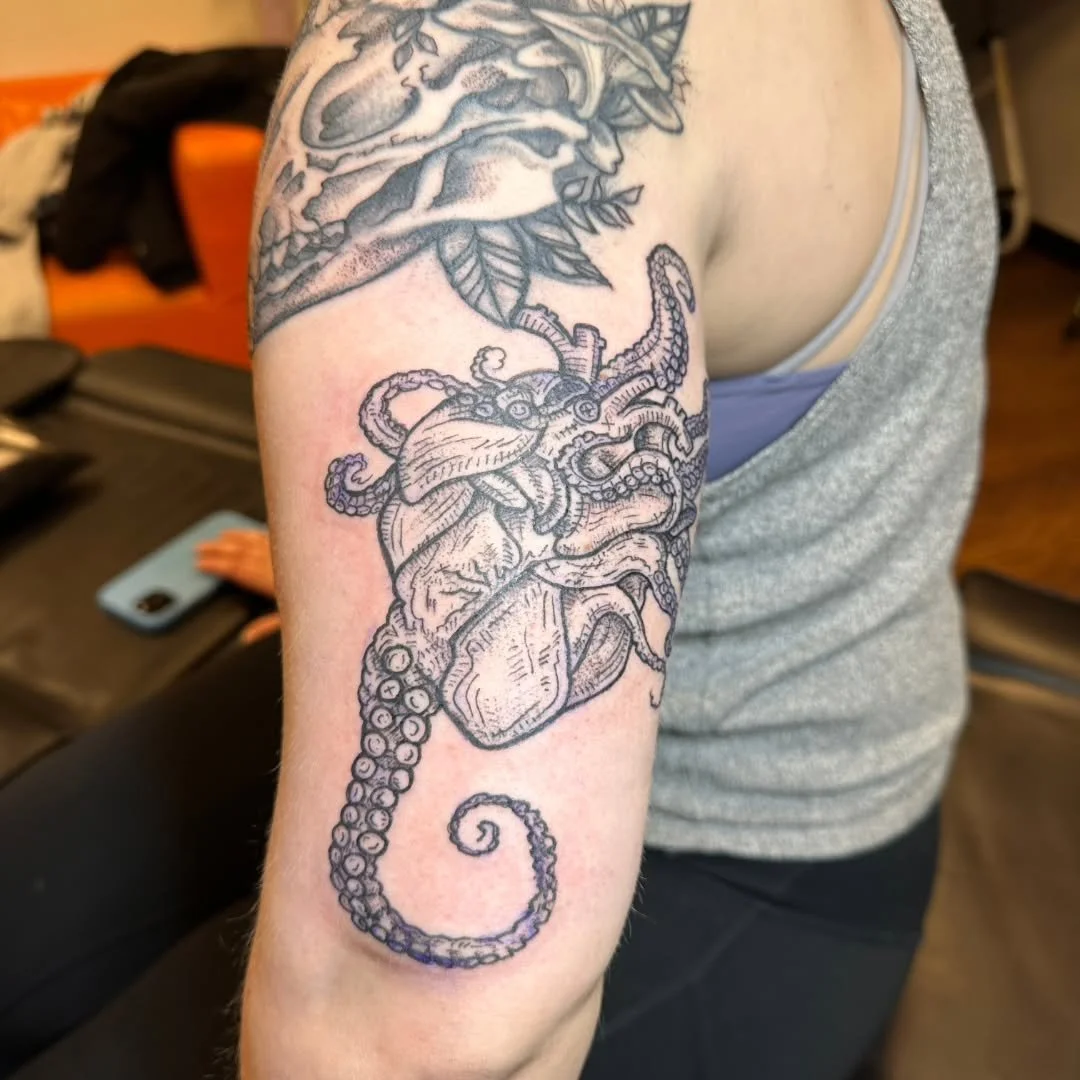 Getting a grip on life! 🐙🖤

We had Sara back in the chair to add this incredible tentacle heart piece to their arm. It was awesome to see how well it fits right alongside the bearskull we did for them in the past! The flow of the tentacles wrapping