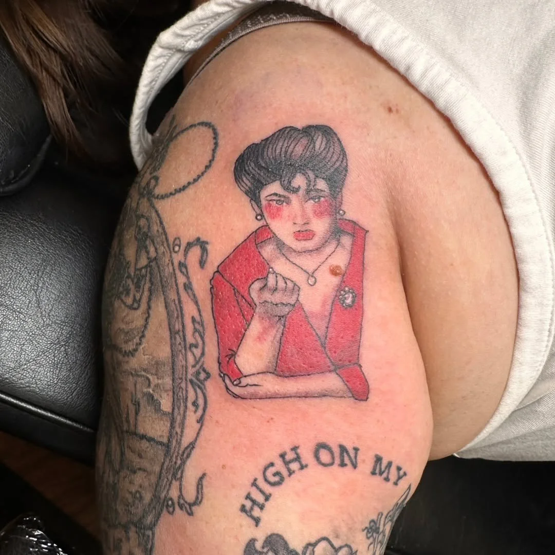 "Water off a duck's back!" 👑💄

We had the absolute pleasure of tattooing Lindsey with the iconic Jinkx Monsoon! We captured Jinkx in a bold red ensemble with those signature rosy cheeks, perfectly ready to "Seize the Day." It&rs