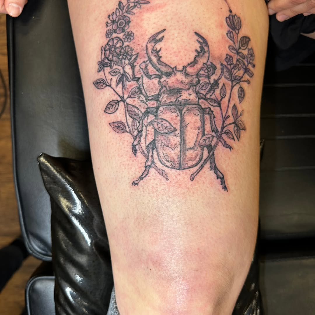 New thigh buddy for Liz! 🪲✨

We had a great time adding this detailed beetle to Liz's collection. This new piece features some beautiful floral framing and sharp line work that mirrors the energy of her other ink. Speaking of which, swipe to see the