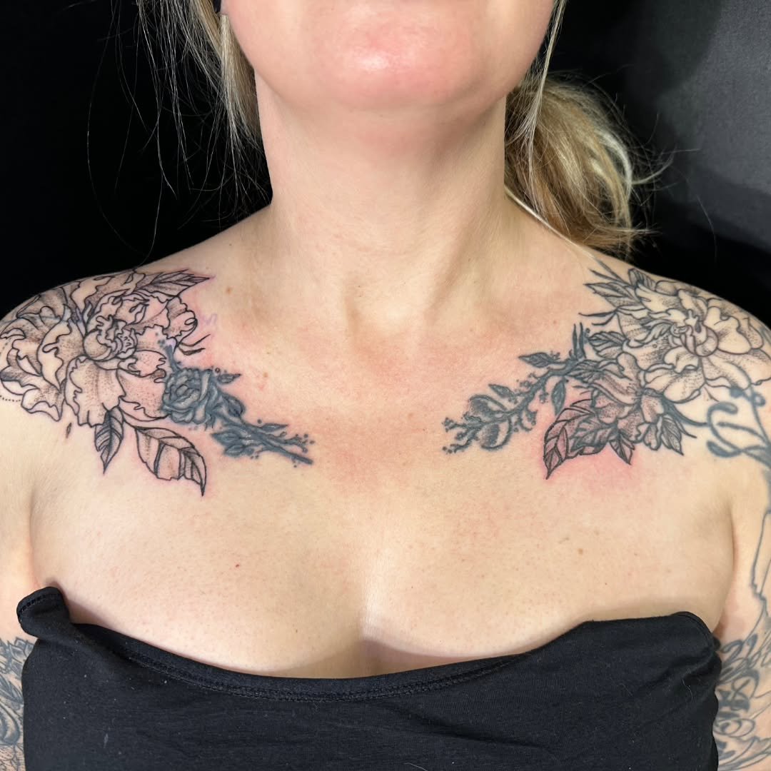 Framing the day with some natural beauty! 🌸🌿

We recently had the pleasure of tattooing Tina with these delicate, symmetrical floral pieces across both collarbones. The fine line work and soft shading create such a graceful flow that perfectly acce