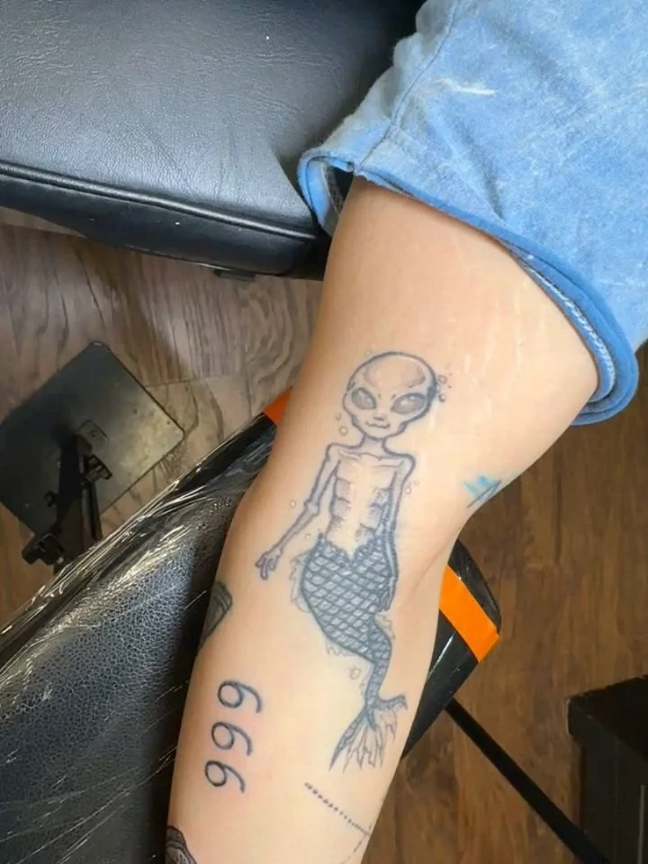 Kelly tattooed Jess with this incredible Alien Mermaid buddy, and it is now fully healed! This custom piece is a fun and whimsical blend of sci-fi and cryptozoology, and shows just how great a well-taken-care-of tattoo looks. 🌌🛸

Whether you want t