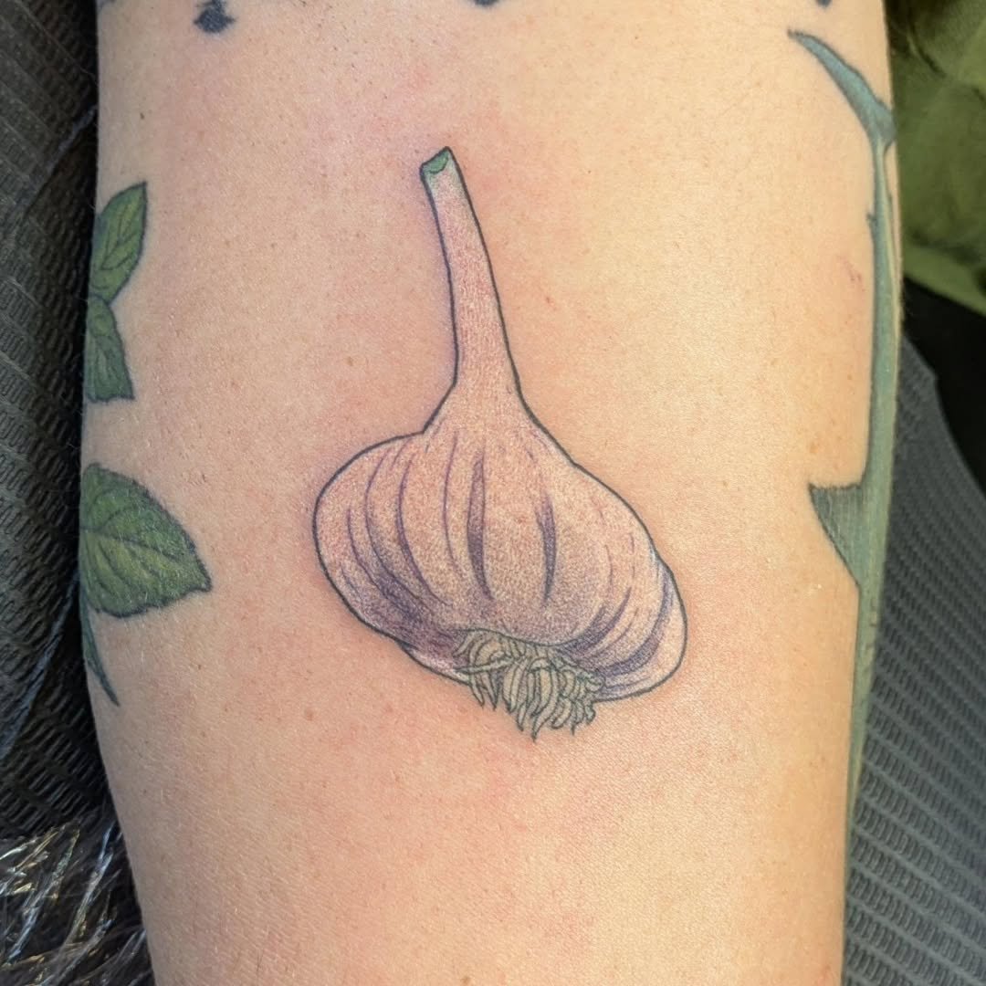 This lovely little bulb of garlic by Rachel is a monument to simple perfection! Clean lines, subtle color, and beautiful details are enough to mortify any wayward vampires who happen to catch sight of it. 🧛&zwj;♂️❌🧄

Whether you want fine-line culi