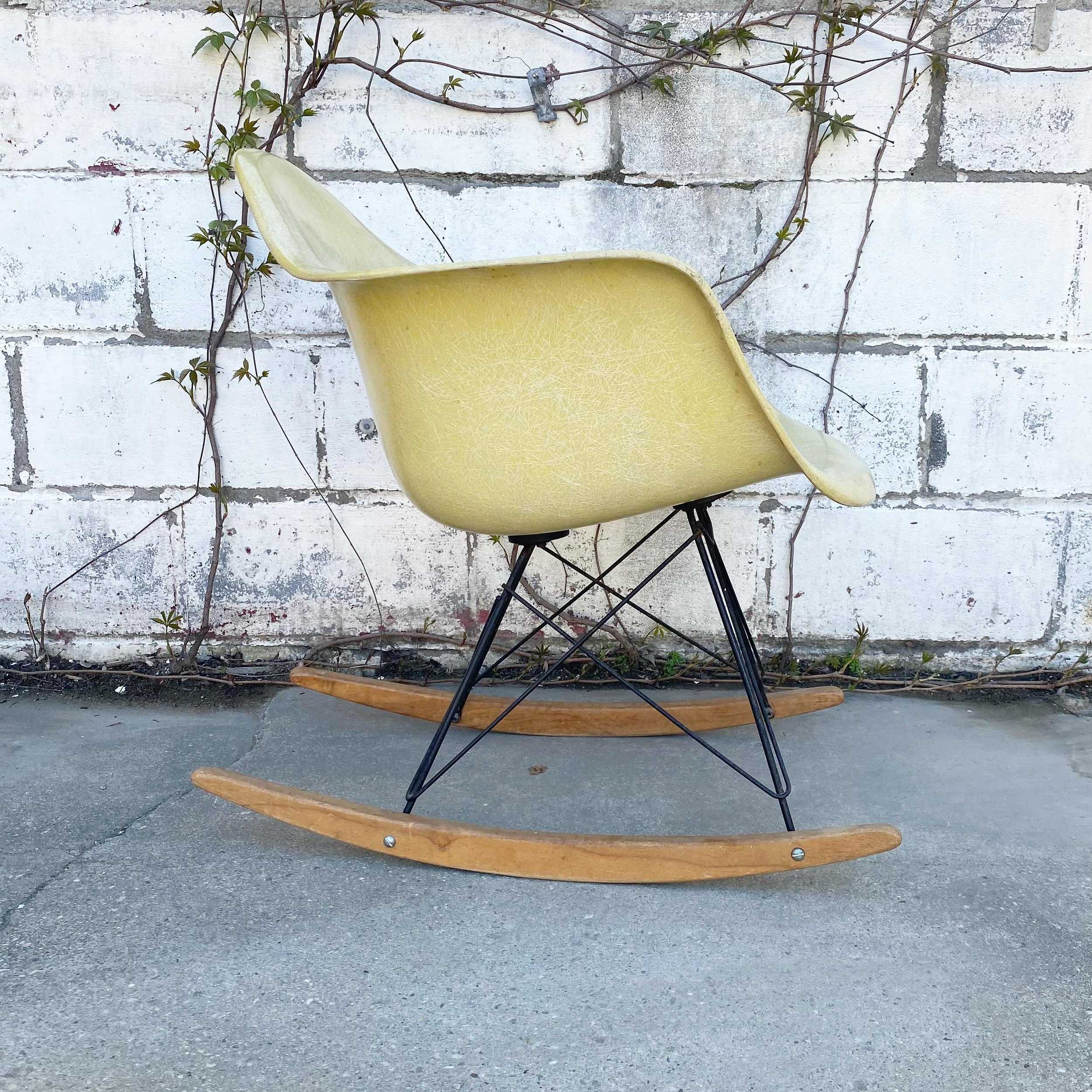 eames rocker and so much more in our auction on may 18th&hellip; catalog is online now!!! #midcenturymodern 
.
.
.
#eames #hermanmiller #eamesrocker #fiberglass #eiffeltowerbase #midcentury #modern #decorativearts #interiordecor #interiordecorating #
