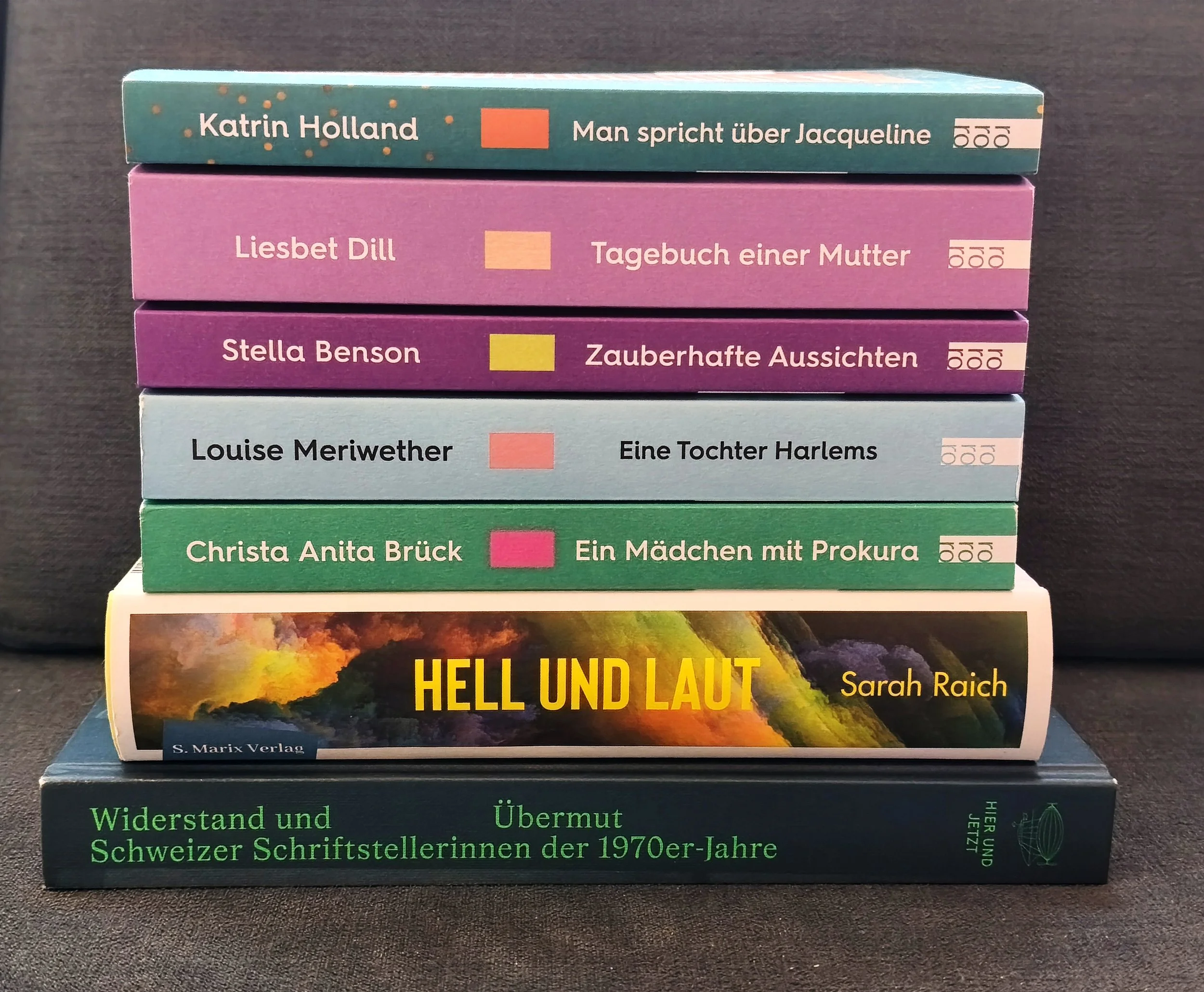 Die links genannten Bücher, zu denen ich Nachworte geschrieben habe, liegen auf einem Stapel