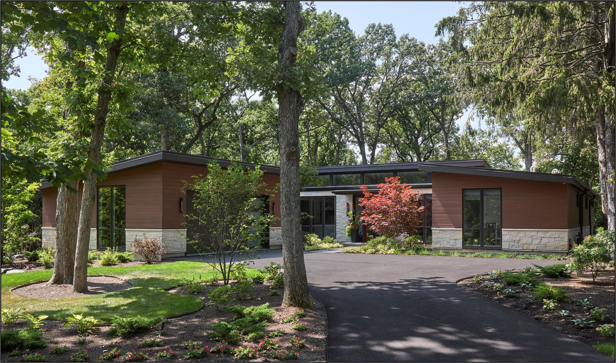 1000 Grandview Lane
Awarded for Infill
Owners: Nancy Lyons and Dr. Steven M. Hannick
Architect: Diana Melichar, 2024
Builder: Lynch Construction
Designed by architect Diana Melichar in 2024 and built by Lynch Construction for Nancy Lyons and Dr. S