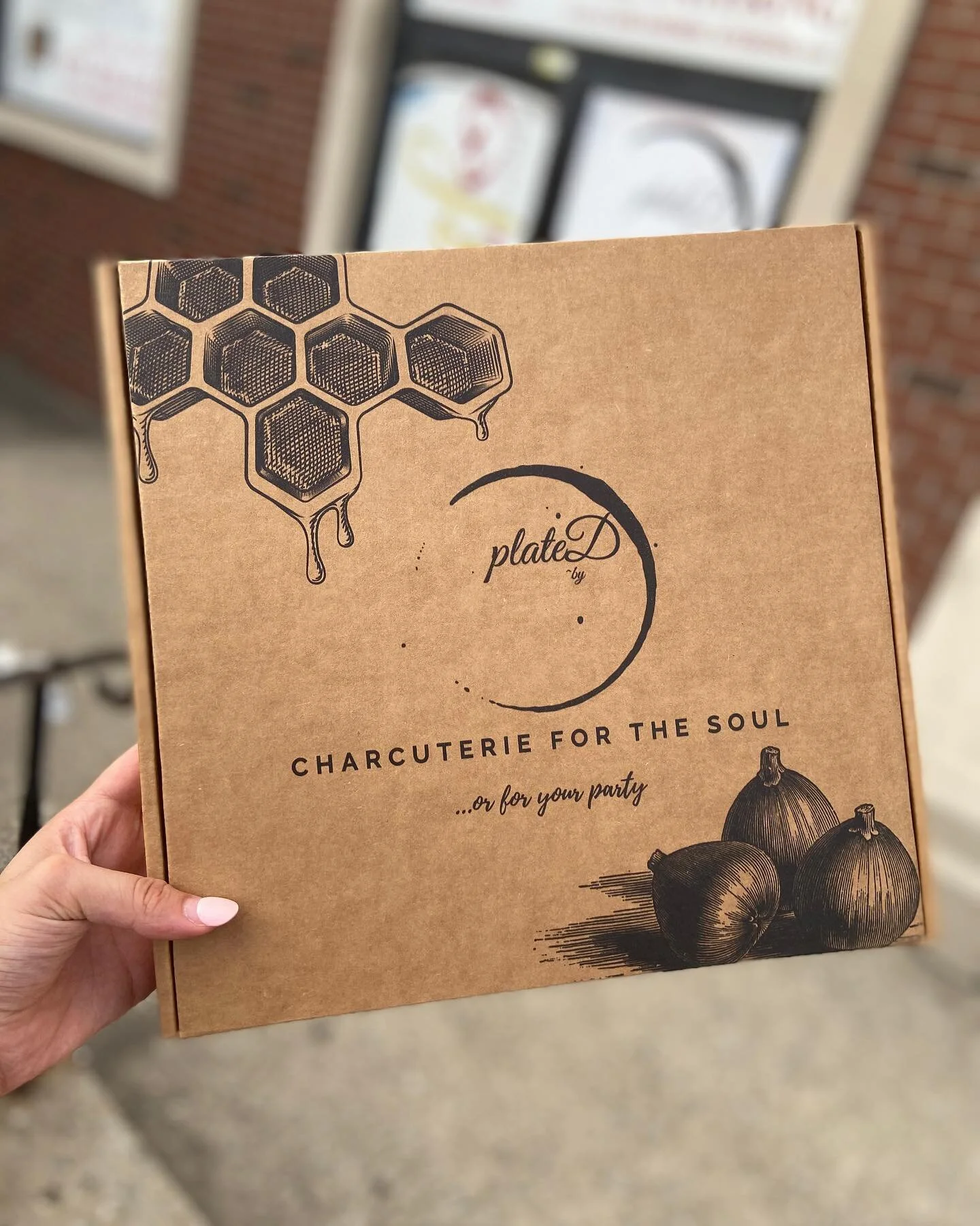 Fresh ink... who this?💉
.
.
What do we think about our new boxes?
Do we like Tattoos or should have kept our boxes clean?
.
Tell us some of your fresh ink stories⬇️⬇️⬇️
.
#food #foodie #fresh #foodporn #share #gift #boxed #plated #charcuterie #antip