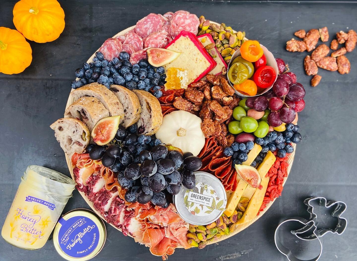 Okay but who else thinks fall is in full force?🍁
.
.
I sure do! Pumpkin spice me!!!
.
.
New fall items coming to boards! @greenspiceif 🥰
.
#food #foodie #charcuteriebox #charcuterie #platter #autumn #fall #fresh #northjersey #pumpkinspice #yas #gif