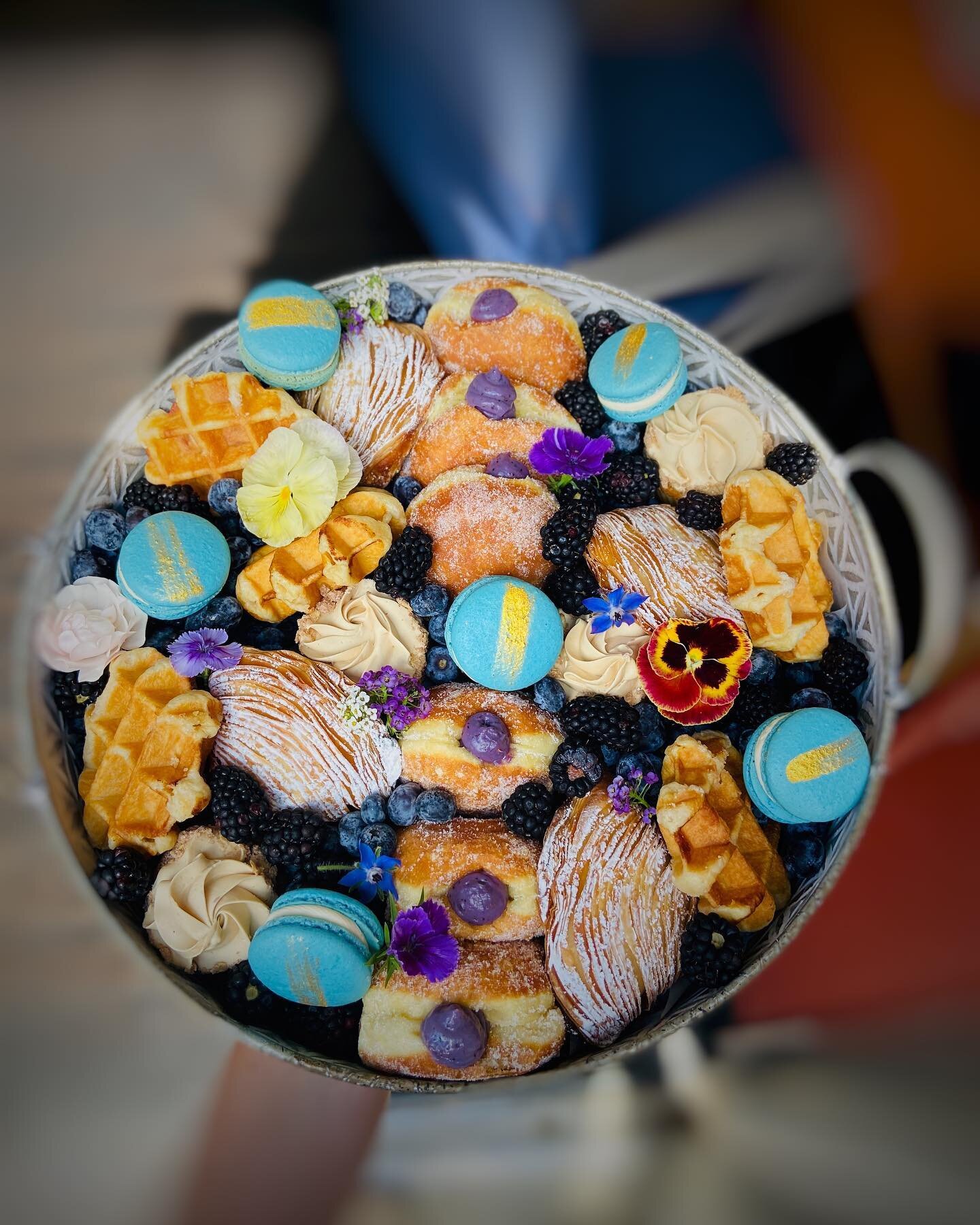 Feeling blue?
Why not have some @Blackmagicbakehouse macarons to match your esthetic?💙
.
Just kidding, but for real though!!! those macaroons are on FIRE! And these blueberry filled donuts.... to👏🏼die👏🏼for👏🏼
.
.
#bakery #baked #baking #macaron