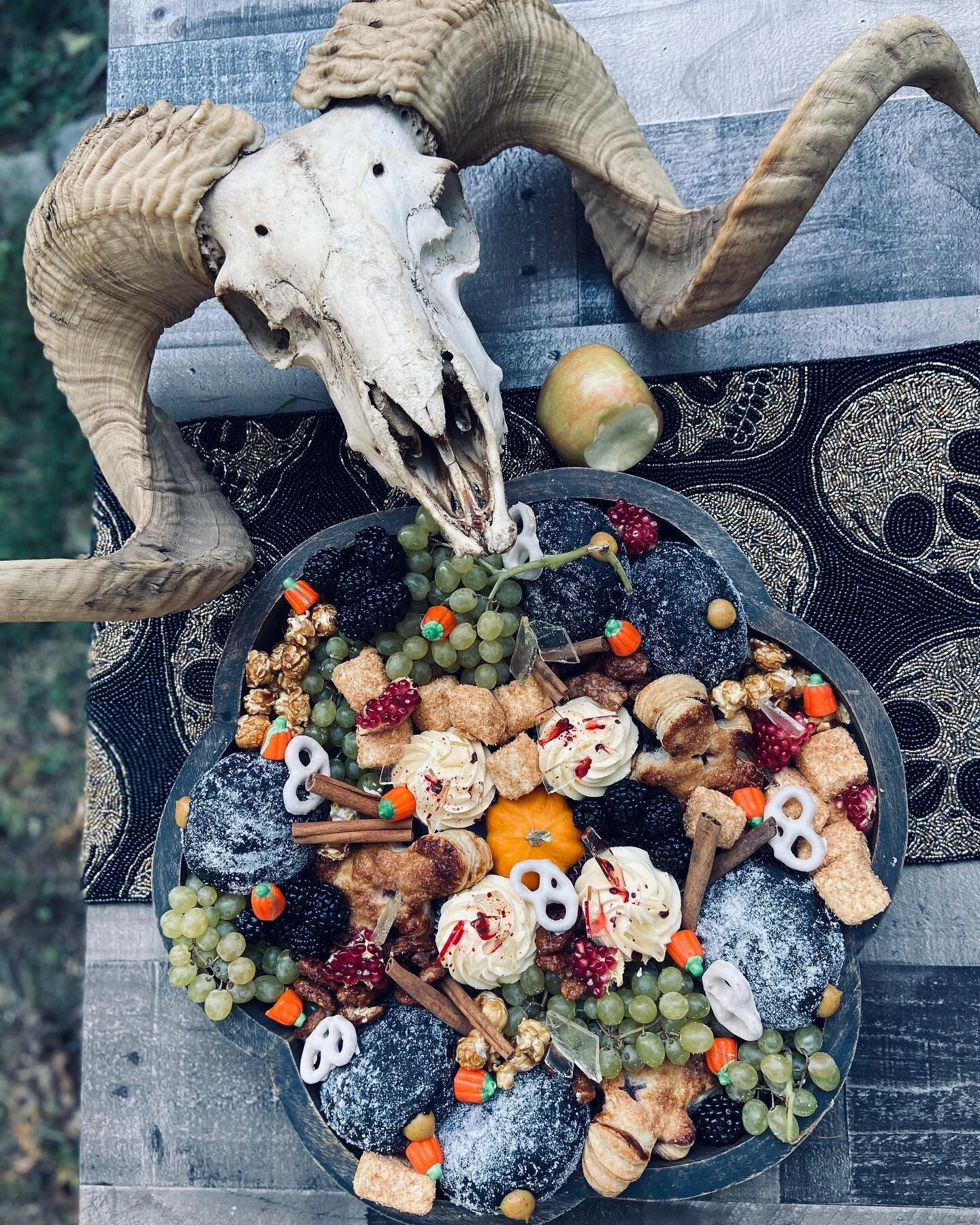 October is here and that means HALLOWEEN🧡⚰️🎃💀
We are in collaboration with only the best @blackmagicbakehouse!
In your spooky, tasty, creepy box you will get 
4 “bloody” velvet cupcakes 
4 berry voodoo dolls 
6 pumpkin cheesecake char