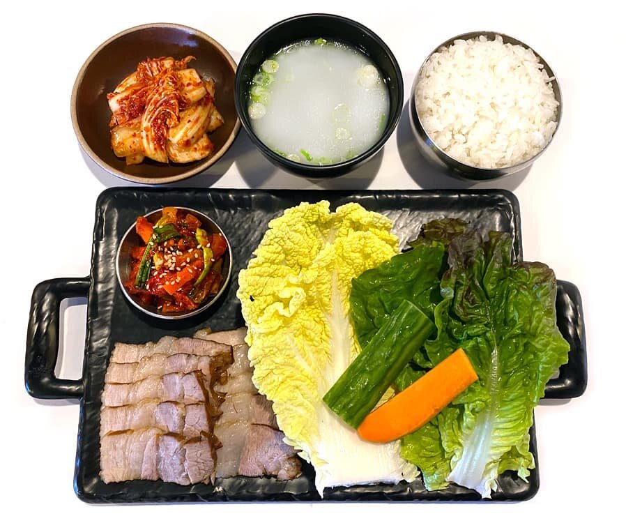 Bossam Meal👍

Steamed pork with sweetandspicy radishkimchi and vegetables, ssamjang.
Includes rice and a side soup.

#bossam #meat #meal #mississaugafood