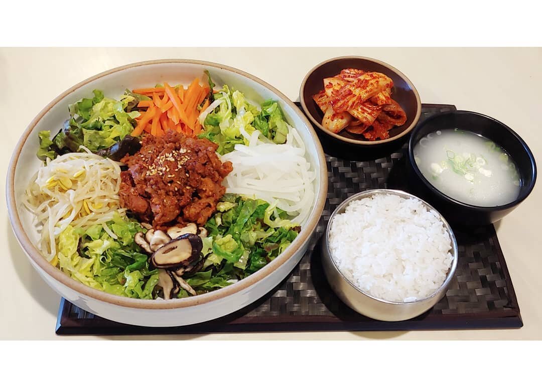 Jeyukbokeum Meal🌶

Stir-fried marinated pork with spicy sauce and vegetables.

#koreanfood #koreanrestaurant #myungdongnoodleshabushabu #tteokbokki #dumplings #shabushabu #noodle #bulgogi #healthy #vegetable #kimchi #canada #mississauga #명동칼국수샤브샤브 #