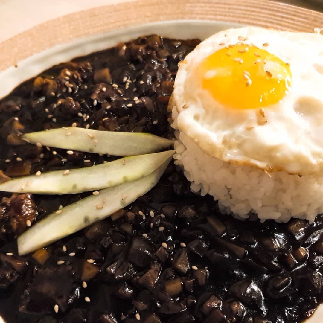 Jajang Deopbap 👍🇰🇷

Rice covered with Black bean sauce Pork and vegetables, Egg on the top

#jajangdeopbab
#jajangbab