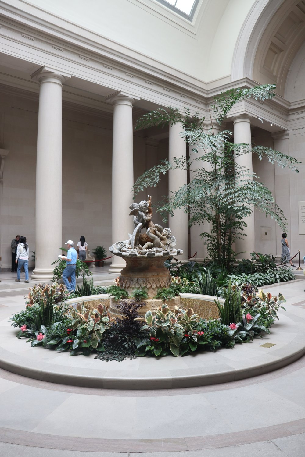 Beautiful fountains and gardens in the rotundas.
