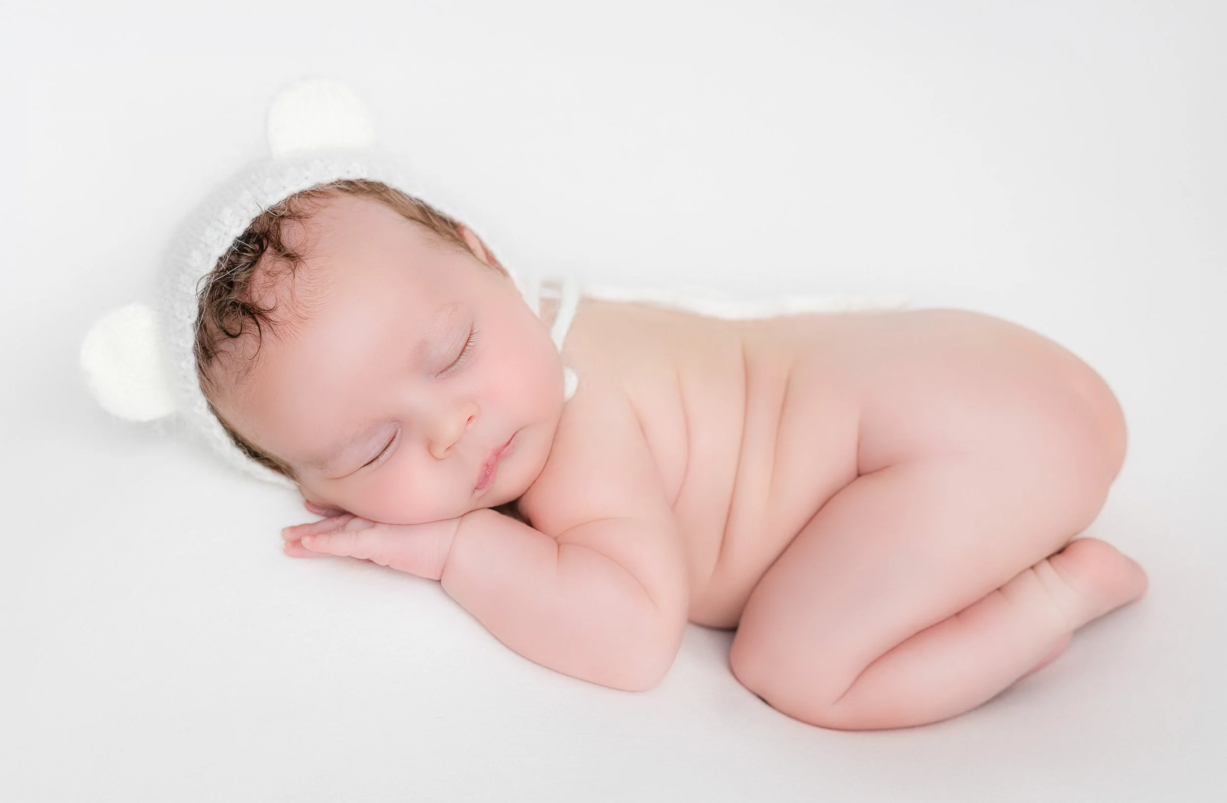 am-photo-newborn-hands-on-chin.jpg
