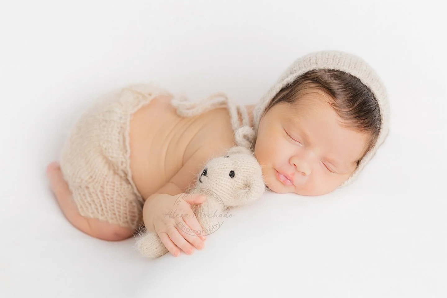 Tiny knits and simple props, that&rsquo;s all you need to let your little one shine 🧸✨ At Alexa Machado Photography, we keep things minimal so all the focus stays on your baby.

#newbornphotography #minimalnewbornphotography #newbornbaby #babyphotog
