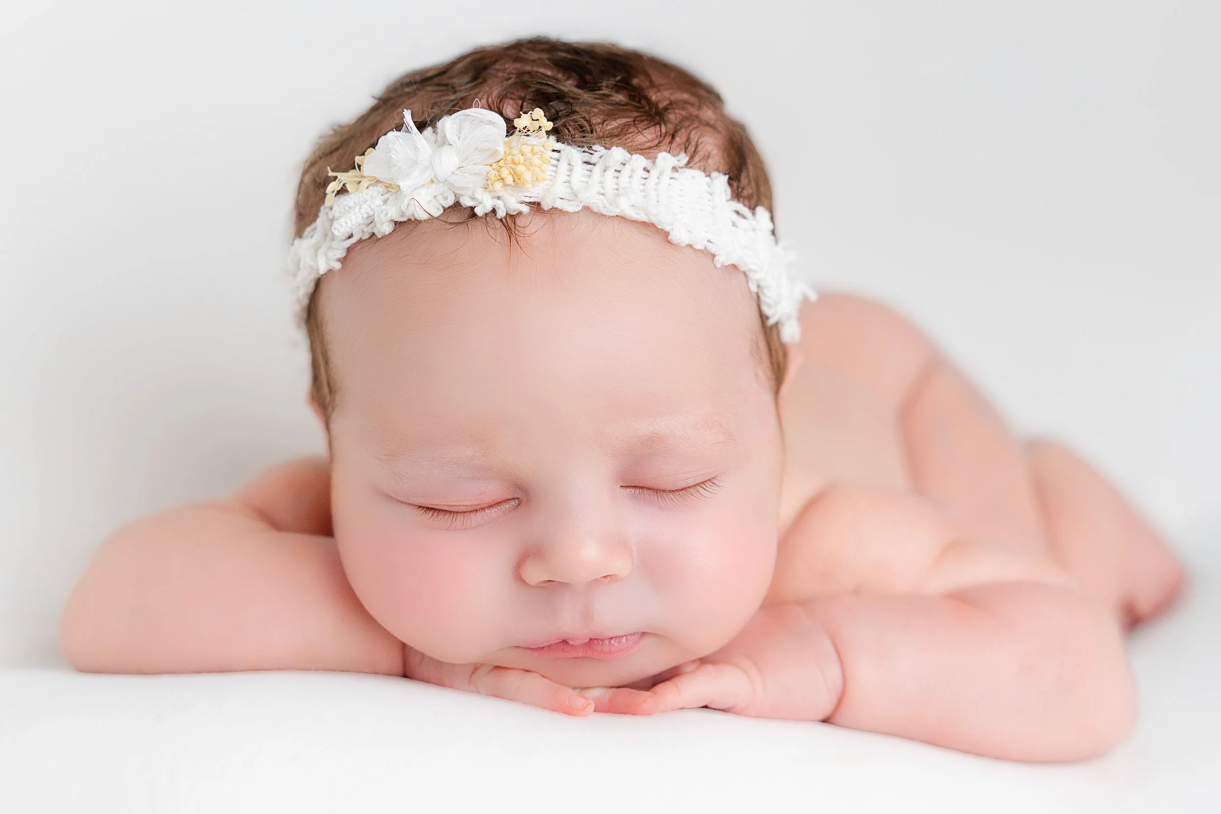 am-photo-newborn-hands-on-chin-3.jpg
